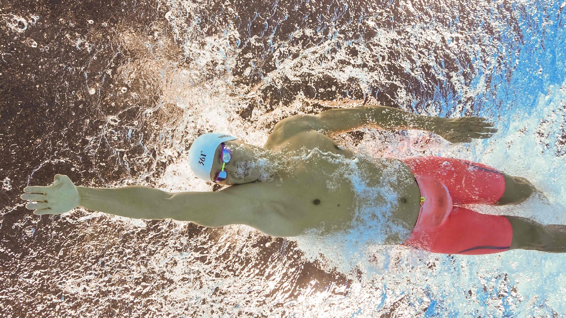 仰泳新秀突尼斯表现超出预期，星期六和百丽